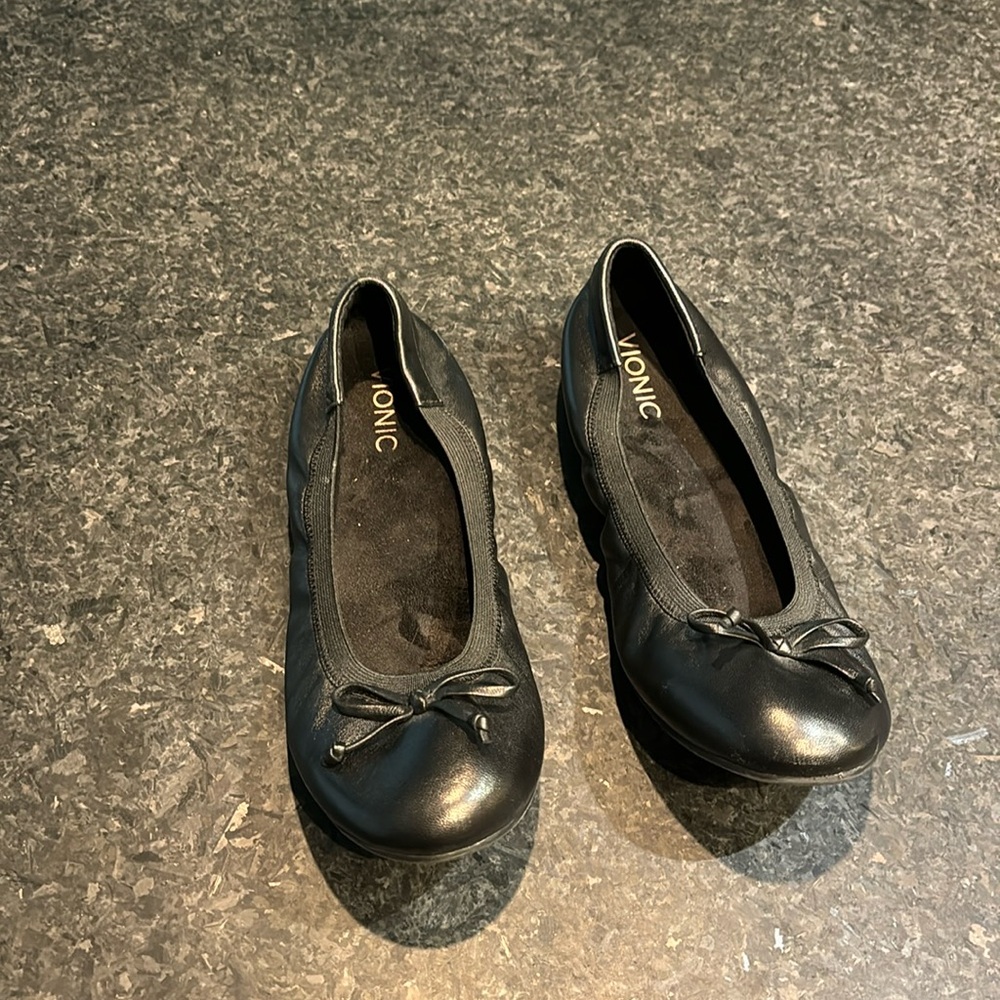 Vionic Black Leather Ballet Flats with Bow